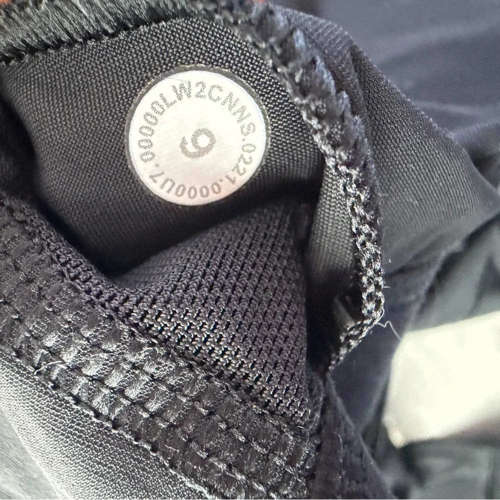 Lululemon Stash It Bra Black Size 6 Medium Support B/C Cup Zip Pocket